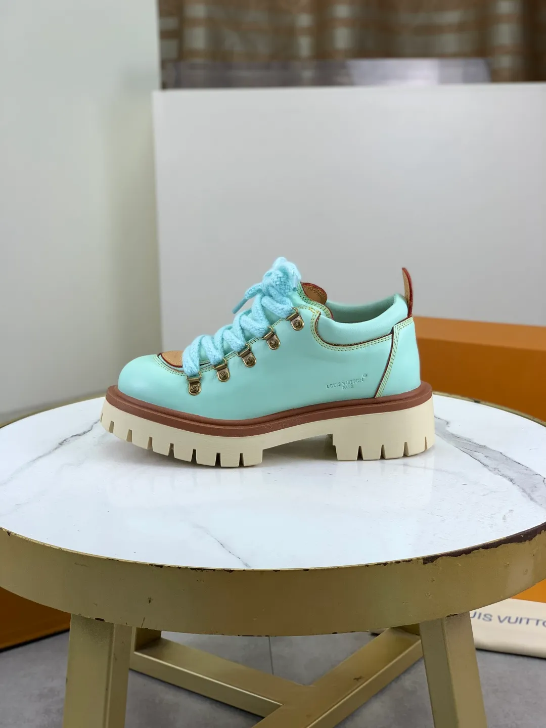Men's shoes 💰P680 new LV | Louis Vuitton 🧡💚2025 autumn and winter new models, top version ⚠️ The counter features the latest LV REMIX lace-up mountaineering derby shoes, new hard goods 🆕 ❥BS purchasing level! Full of high-end feel! A popular model among bloggers at home and abroad, it’s retro and fashionable, and looks stunning on your feet! Mainly recommended models on the official website★ ━━━━━ ЅᏇєєt ━━━━━ ▪️Upper: top-grade first-layer cowhide ▪️Lining: imported sheepskin ▪️Outsole: original open-molded TPU non-slip outsole ▪️Sole height: 3.5cm ▪️Shoe size: Women 35-41 (41 customization is not returnable) Male 39-45 (46 customized, non-refundable)